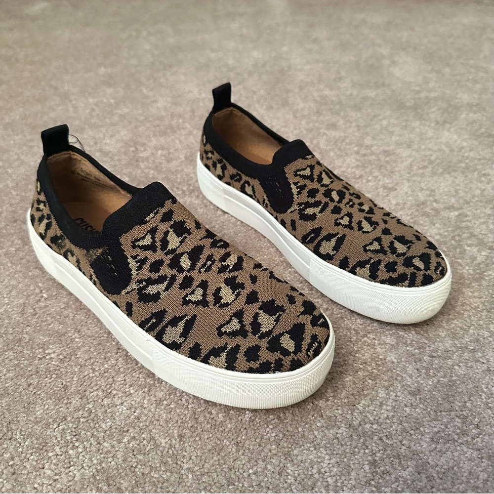 Cushionaire- Girls Cheetah Platform Slide-On Shoes- SIZE US 6M